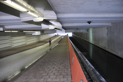 814555 Gezicht in de Van Sijpesteijntunnel onder het station te Utrecht.